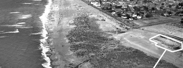Figure 2 : Lors de la pose des fondations en 1963, Le Signal est séparé de l’océan par une dune . Crédit photo : Photos Michel Le Collen.