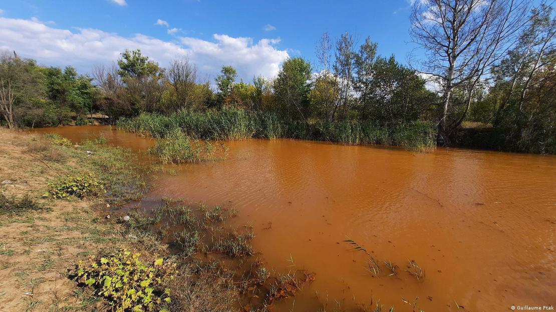 (The Komyshuvakha River has been colored orange by highly mineralized mine water, and is no longer drinkable Image: Guillaume Ptak, source)