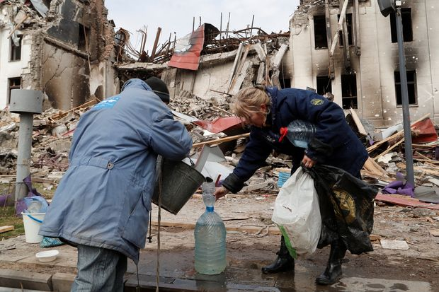 Residents drawing water from a well in Mariupol, Ukraine, (ALEXANDER ERMOCHENKO/REUTERS)