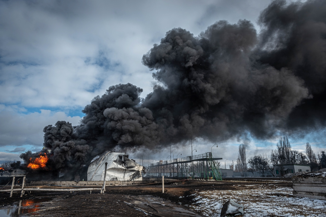 (Oil repository burning in Zhytomyr, Ukraine. Photo: UNIAN/Oleh Tereschenko, source)