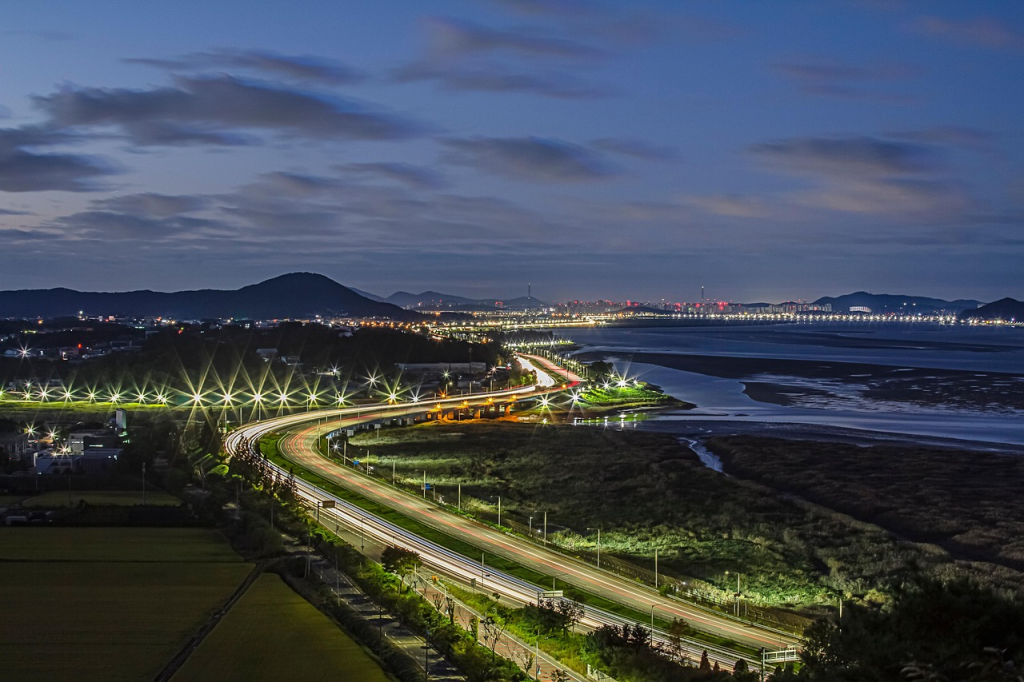 Ville portuaire la nuit : Image by 춘성 강 from Pixabay