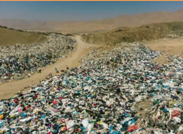 Une décharge sauvage de textile dans le désert d'Atacama au Chili, 26 septembre 2021 Martin Bernetti / AFP 