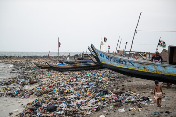 Un enfant marche le long d’une plage couverte de déchets, en particulier textiles, à Accra, au Ghana, le 1er février 2025. PHOTO CLAUDIA LACAVE/HANS LUCAS/AFP 