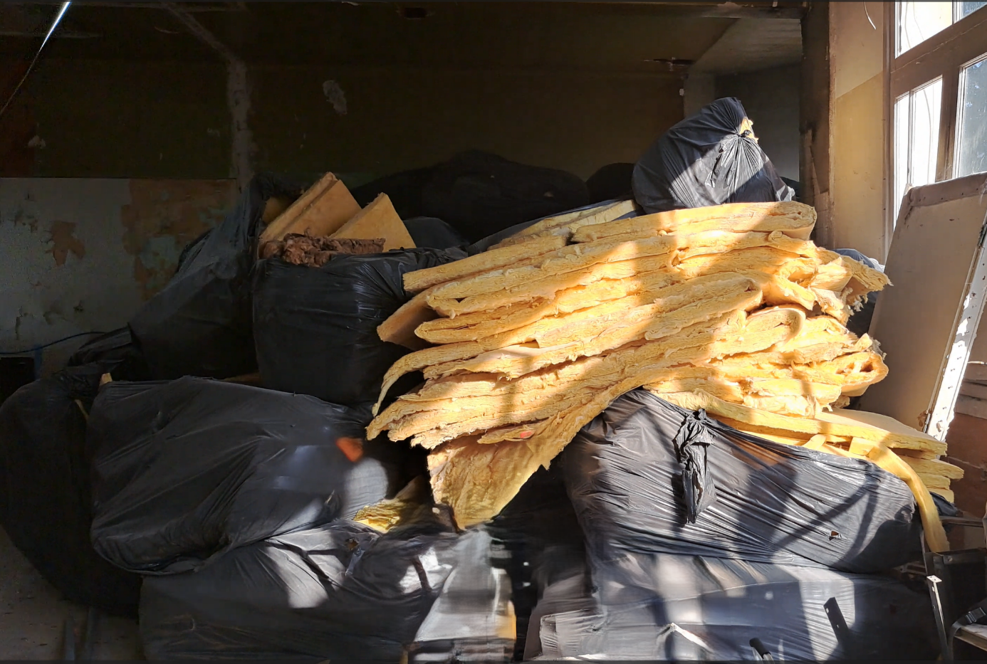 Déchets de laine de verre déposés lors d’un chantier de rénovation