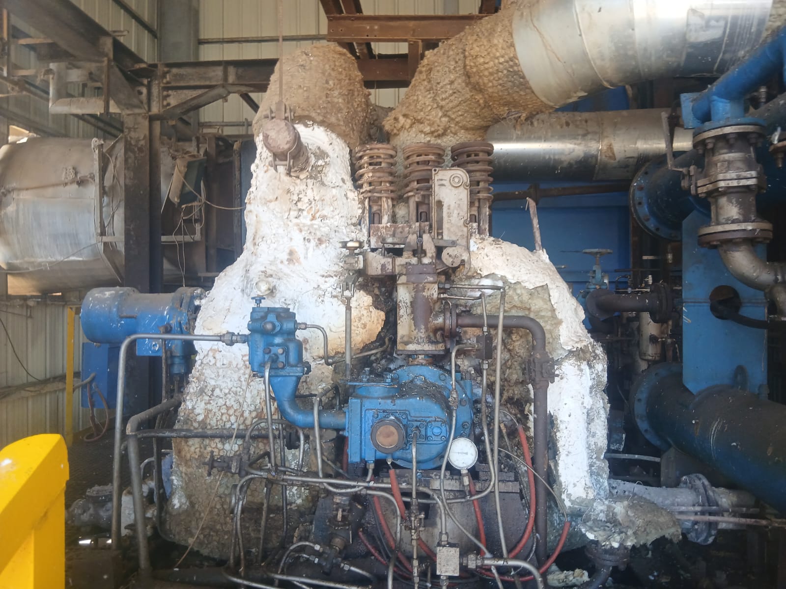 Fig. 3 – Isolant d’un équipement industriel en laine de verre en fin de vie, souillé par graisses et poussières métalliques